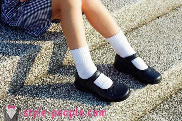Jak vybrat boty pro dívky ve škole: tipy a recenze na výrobci