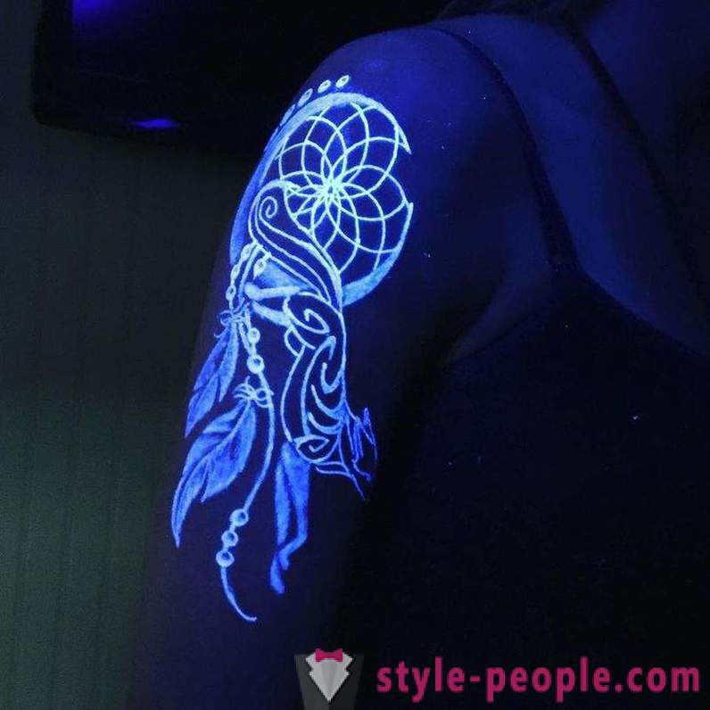 Tetování, které jsou viditelné pouze pod UV světlem