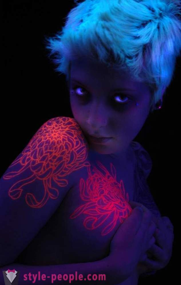 Tetování, které jsou viditelné pouze pod UV světlem