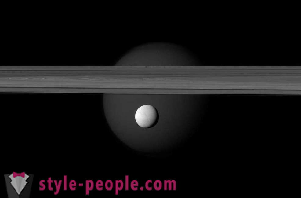 Šestý satelit Saturn v objektivu
