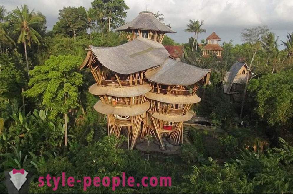 Opustila svou práci, šel na Bali a postavený luxusní dům bambusu