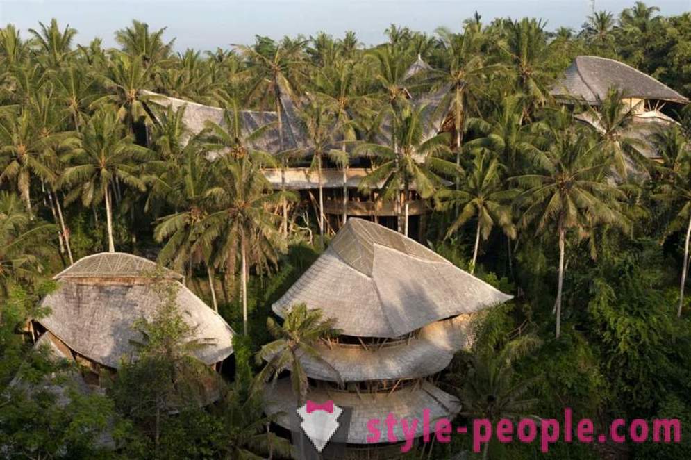 Opustila svou práci, šel na Bali a postavený luxusní dům bambusu