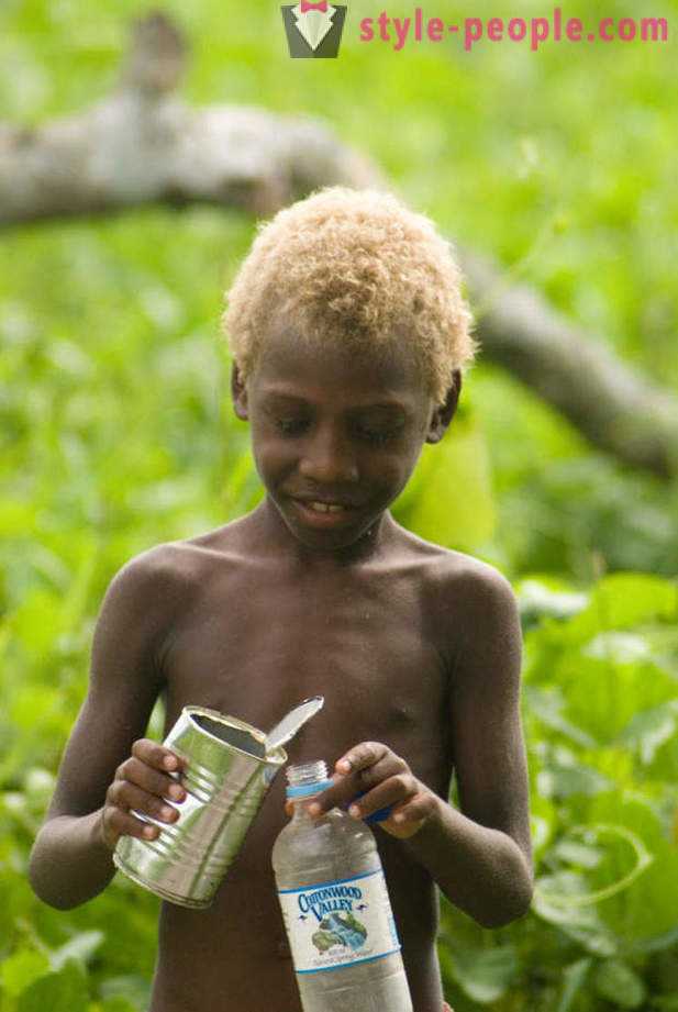 Příběh z černých obyvatel Melanésie s blond vlasy