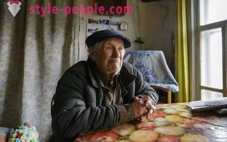 85-letý učitel vesnice nashromáždil na dům, ale on dal peníze na sirotky