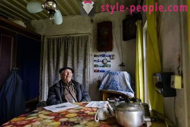 85-letý učitel vesnice nashromáždil na dům, ale on dal peníze na sirotky