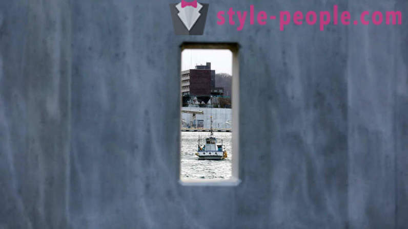 Pobřeží Japonska, tsunami poškozené v roce 2011, chráněné 12-metrové zdi