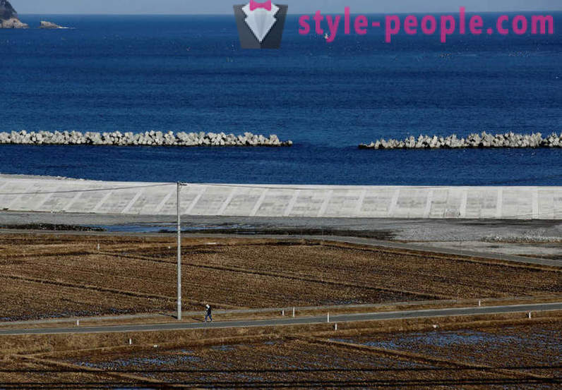 Pobřeží Japonska, tsunami poškozené v roce 2011, chráněné 12-metrové zdi