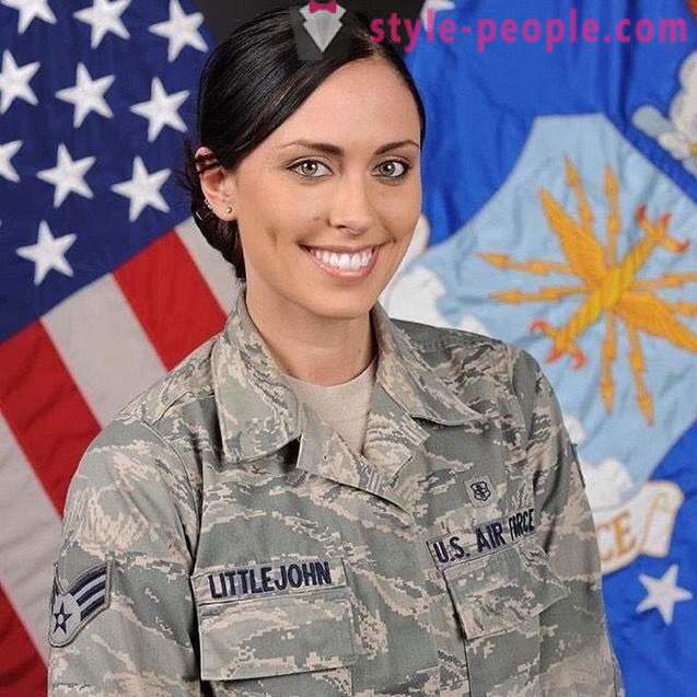 Kerissa Littlejohn - členy amerického letectva, který je profesionální model a má magisterský titul