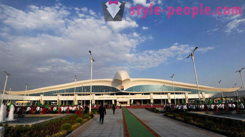 Turkmenistán otevřel na letišti v podobě letícího sokola