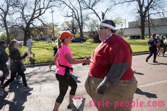 Běžet bez zastavení: muž o hmotnosti 250 kg inspiruje lidi svým příkladem