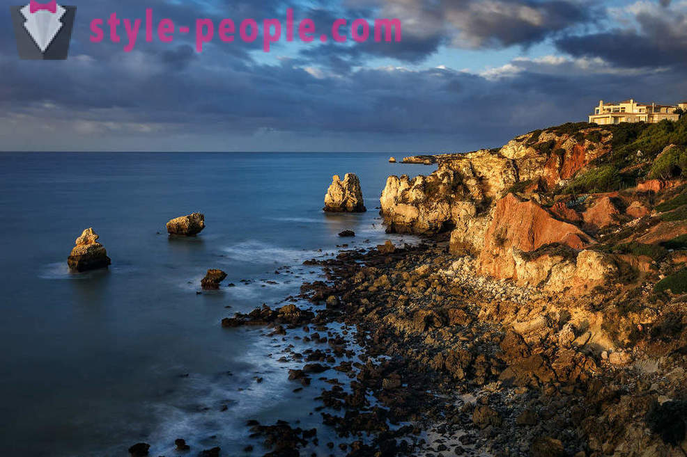 Portugalsko Algarve slunečné nebo šedé mraky oceán