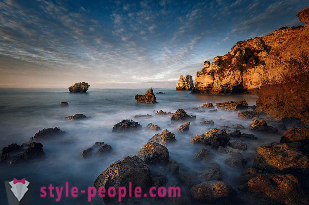 Portugalsko Algarve slunečné nebo šedé mraky oceán
