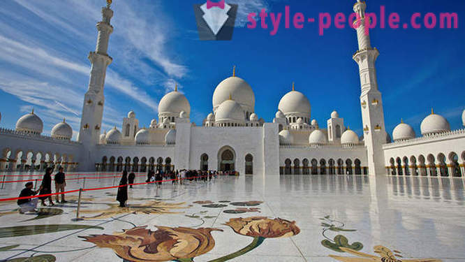Mešita Sheikh Zayed - hlavní vitrína nevýslovné bohatství emirátu Abu Dhabi