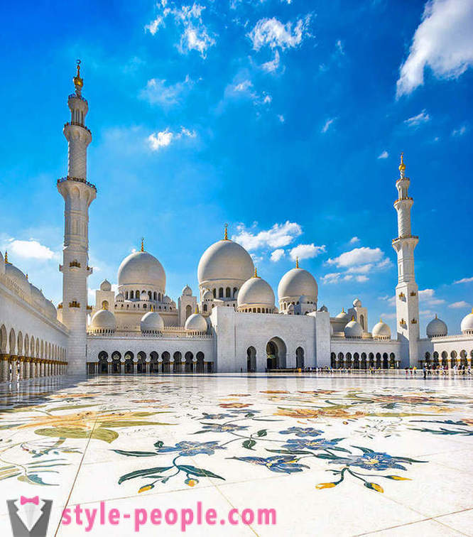 Mešita Sheikh Zayed - hlavní vitrína nevýslovné bohatství emirátu Abu Dhabi