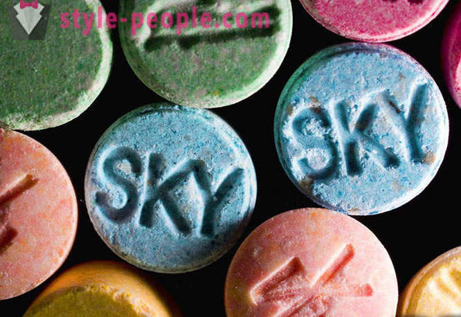 Že 9 nejoblíbenějších škodlivých látek, včetně alkoholu, LSD a kofein dělat s mozkem