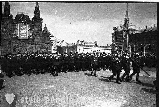 Průvod na Rudém náměstí 1. května 1951