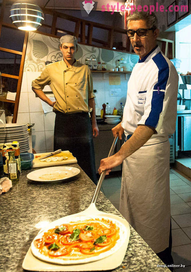 Italský kuchař snaží běloruskou pizzu