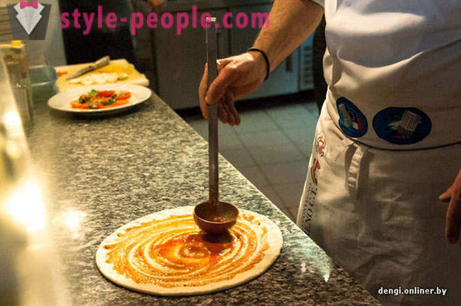 Italský kuchař snaží běloruskou pizzu