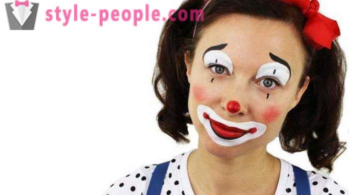 Prázdninový dům: klaun make-up s rukama nad hlavou