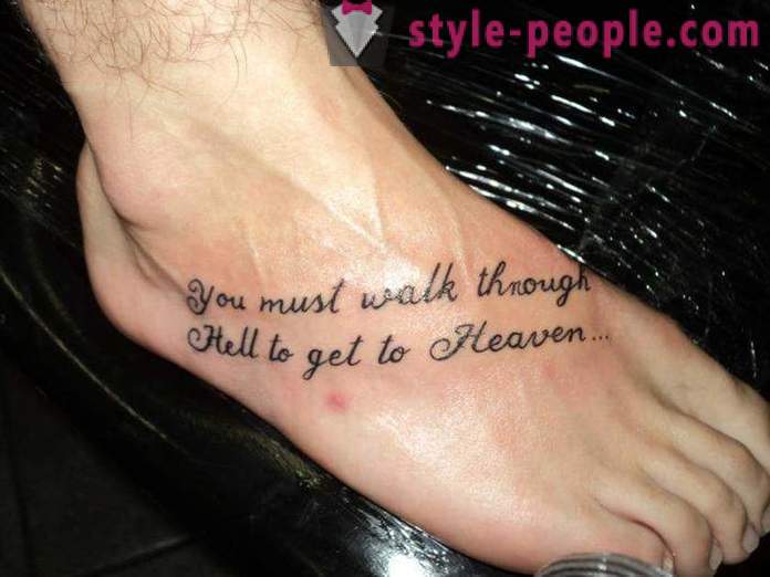 Nabízí tetování pro muže pěšky
