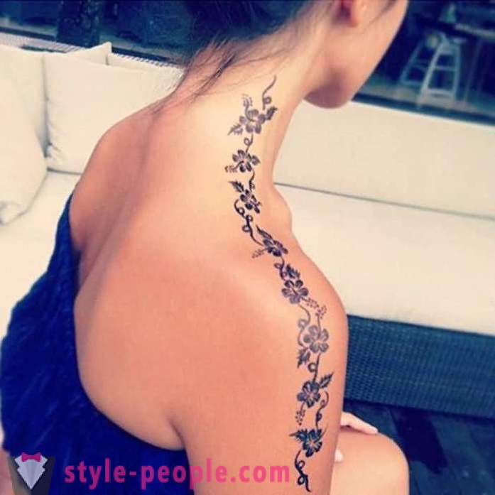 Krásné tetování pro dívky na rameni