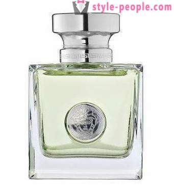 Bohatý výběr parfémů takových slavných značek jako „Versace“. parfém pro muže