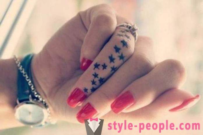 Tetování na prstech - módní trend!
