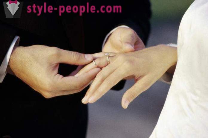 V určitém prstem nosí zásnubní prsten? Zásnubní prstýnky: foto